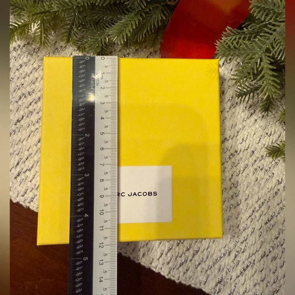 💛 MED Marc Jacobs gift box. 4.75 x 4.75 x 1.75 in. Iconic yellow, Authentic, new